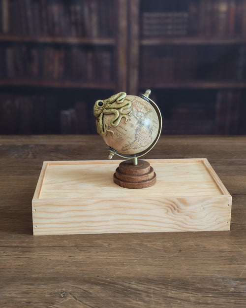 Le Petit Trotteur beige – Globe terrestre avec pieuvre sculptée à la main | Pièce unique