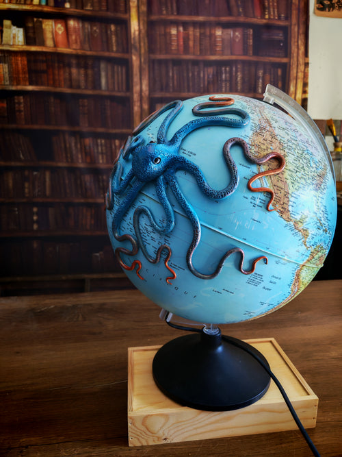 Le Grand bleue lumineux – Globe terrestre avec pieuvre sculptée à la main | Pièce unique