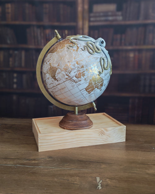L'Aventurier Blanc – Globe terrestre avec pieuvre sculptée à la main | Pièce unique