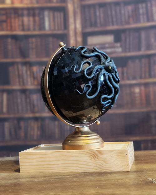 Le Disco – Globe terrestre avec pieuvre sculptée à la main | Pièce unique