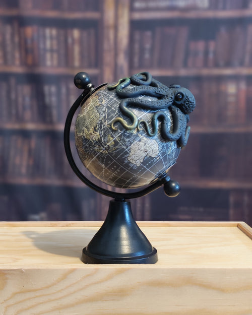 Le Petit Trotteur noir – Globe terrestre avec pieuvre sculptée à la main | Pièce unique