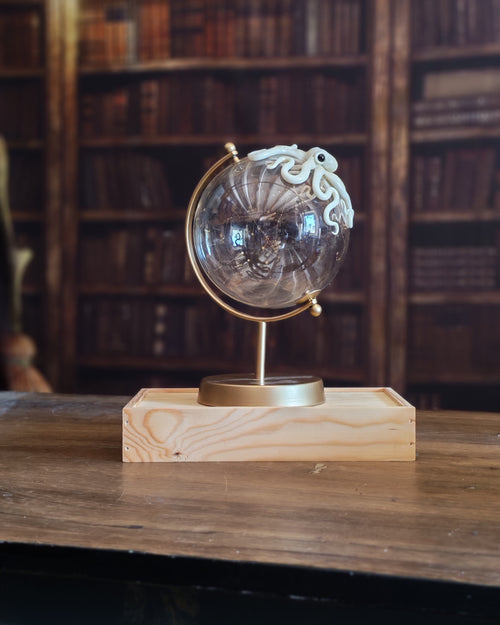 Celeste Phosphorescent bleue – Globe terrestre avec pieuvre sculptée à la main | Pièce unique