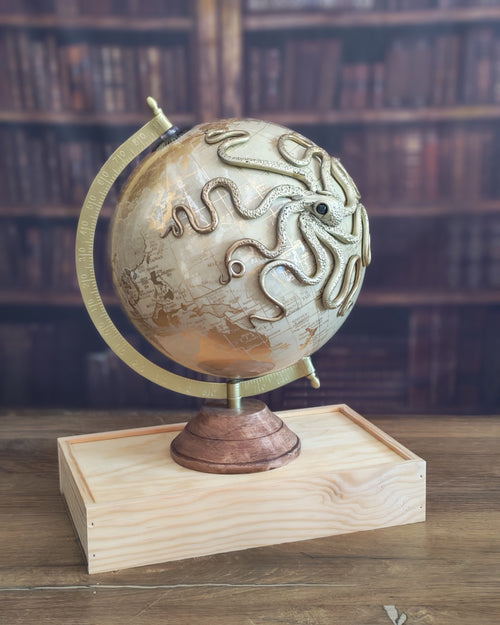 L'Aventurier Beige – Globe terrestre avec pieuvre sculptée à la main | Pièce unique