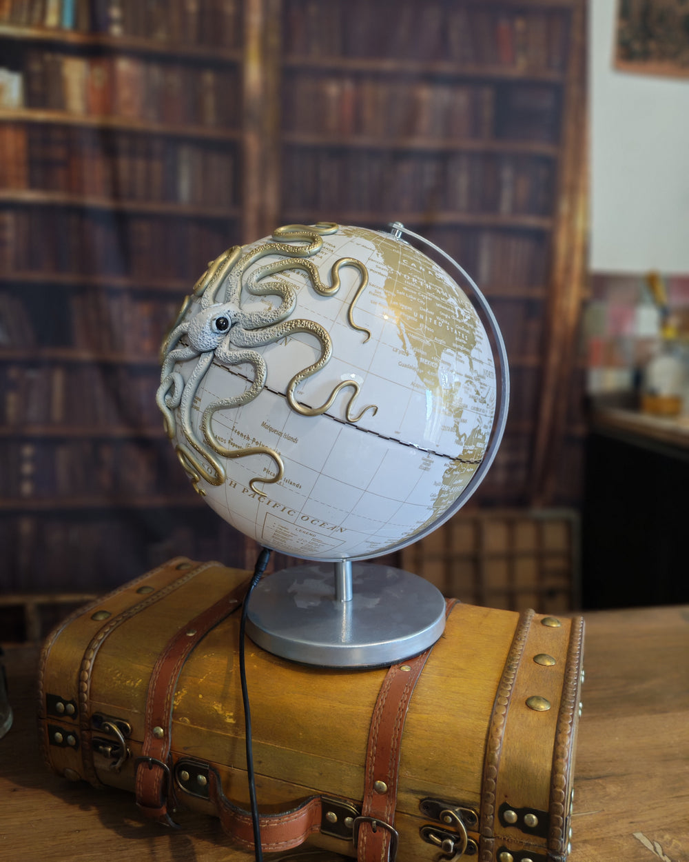Le Lumineux blanc – Globe terrestre avec pieuvre sculptée à la main | Pièce unique