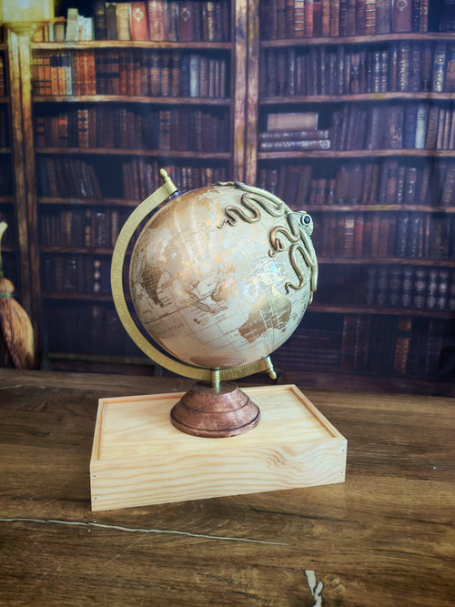 L'Aventurier Beige – Globe terrestre avec pieuvre sculptée à la main | Pièce unique