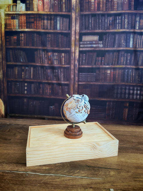 Le Petit Trotteur Blanc – Globe terrestre avec pieuvre sculptée à la main | Pièce unique