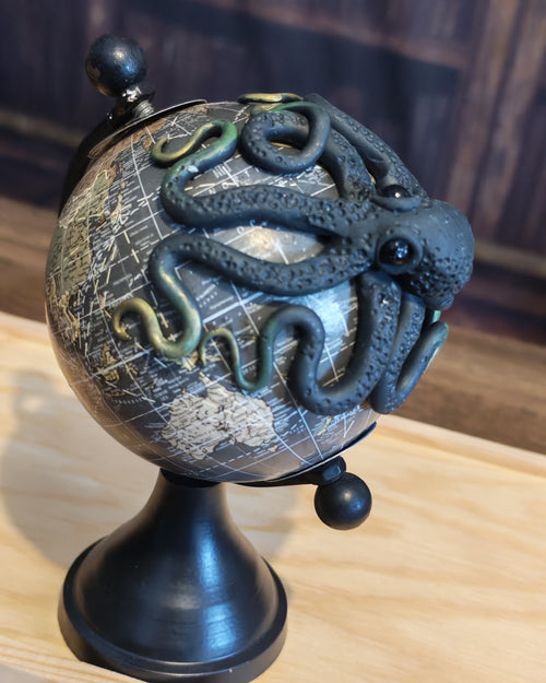 Le Petit Trotteur noir – Globe terrestre avec pieuvre sculptée à la main | Pièce unique