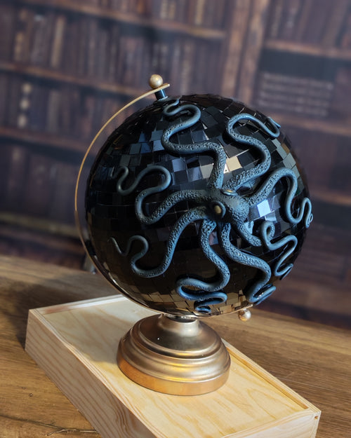 Le Disco – Globe terrestre avec pieuvre sculptée à la main | Pièce unique