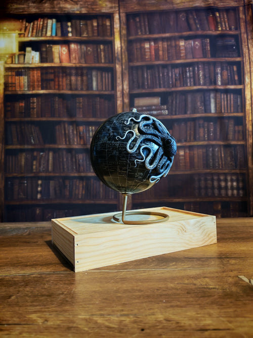 Le Medium – Globe terrestre avec pieuvre sculptée à la main | Pièce unique