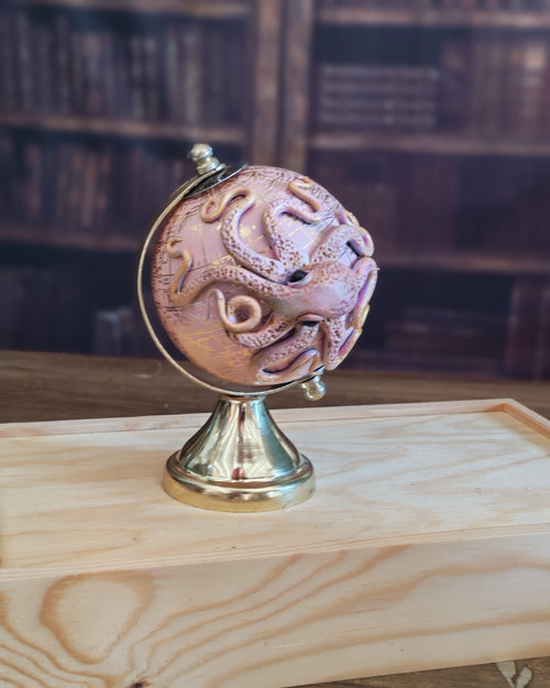 Le petit Rozy – Globe terrestre avec pieuvre sculptée à la main | Pièce unique