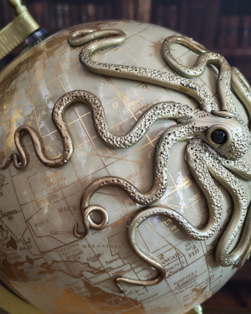 L'Aventurier Beige – Globe terrestre avec pieuvre sculptée à la main | Pièce unique