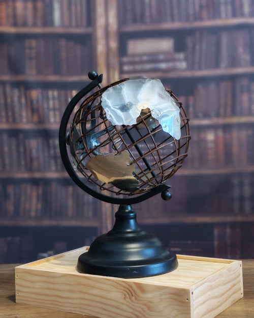 Le Métallique – Globe terrestre avec pieuvre sculptée à la main | Pièce unique