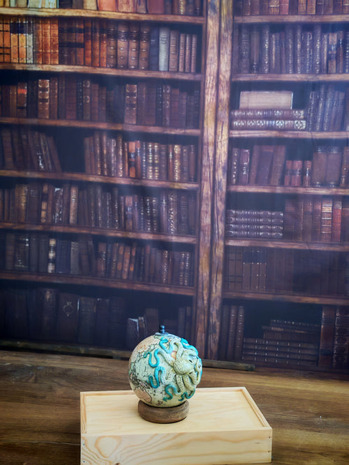 Le petit Caribbean – Globe terrestre avec pieuvre sculptée à la main | Pièce unique
