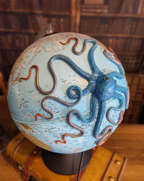 Le Grand bleue lumineux – Globe terrestre avec pieuvre sculptée à la main | Pièce unique