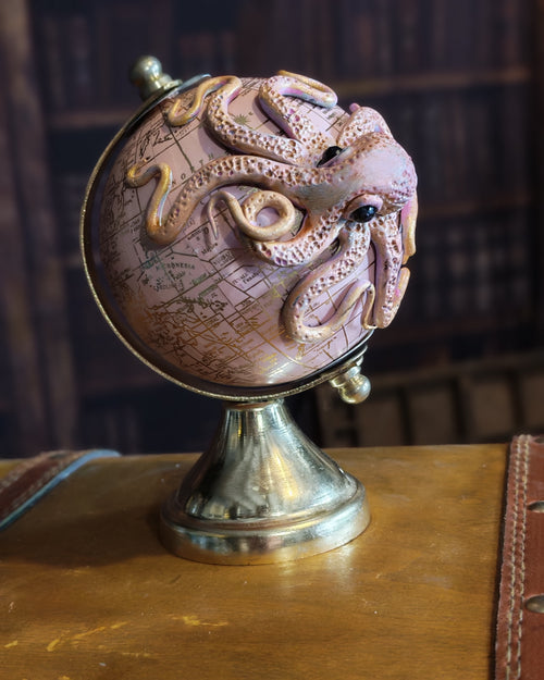 Le petit Rozy – Globe terrestre avec pieuvre sculptée à la main | Pièce unique