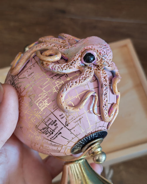 Le petit Rozy – Globe terrestre avec pieuvre sculptée à la main | Pièce unique