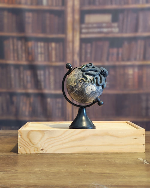 Le Petit Trotteur noir – Globe terrestre avec pieuvre sculptée à la main | Pièce unique
