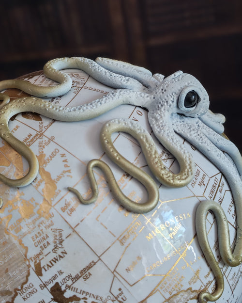 L'Aventurier Blanc – Globe terrestre avec pieuvre sculptée à la main | Pièce unique