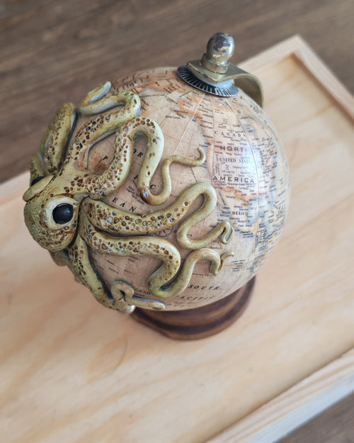 Le Petit Trotteur beige – Globe terrestre avec pieuvre sculptée à la main | Pièce unique
