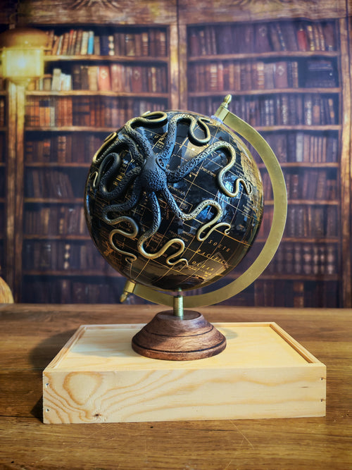 L'Aventurier Noir – Globe terrestre avec pieuvre sculptée à la main | Pièce unique