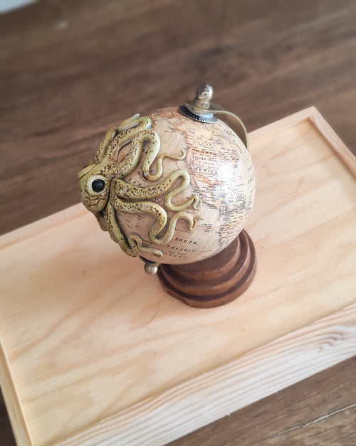 Le Petit Trotteur beige – Globe terrestre avec pieuvre sculptée à la main | Pièce unique