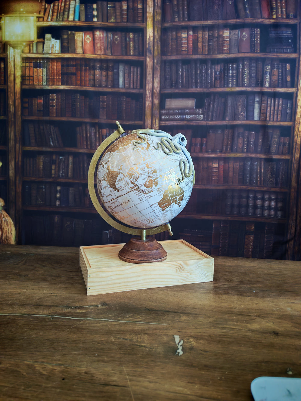 L'Aventurier Blanc – Globe terrestre avec pieuvre sculptée à la main | Pièce unique
