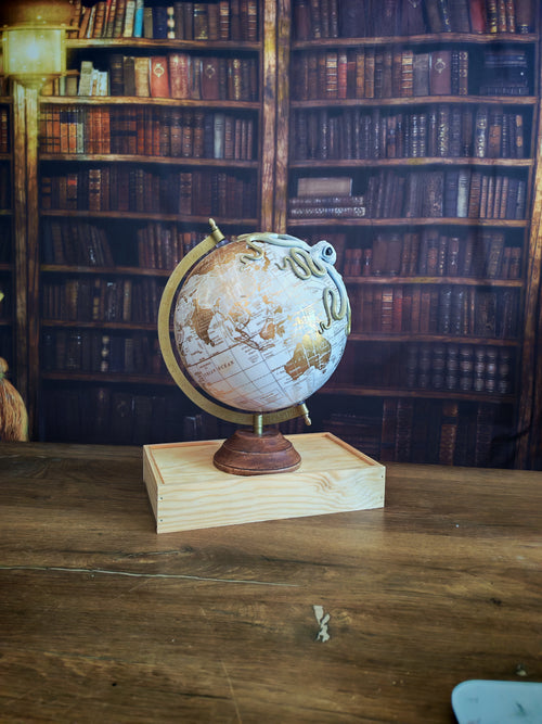 L'Aventurier Blanc – Globe terrestre avec pieuvre sculptée à la main | Pièce unique