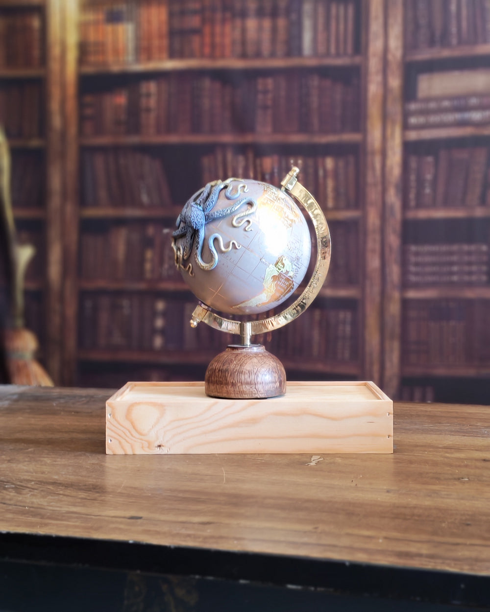 L'héritier – Globe terrestre avec pieuvre sculptée à la main | Pièce unique