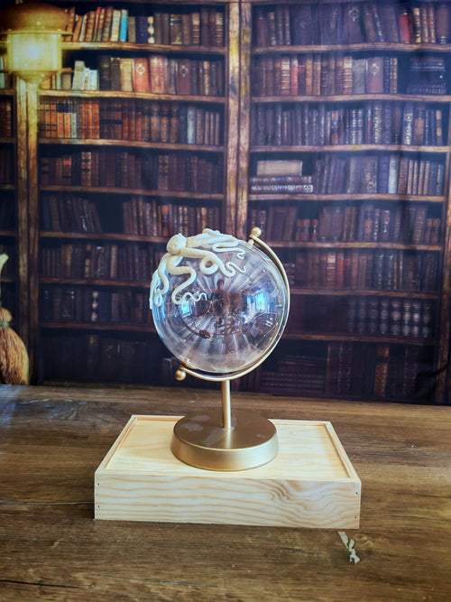 Celeste Phosphorescent bleue – Globe terrestre avec pieuvre sculptée à la main | Pièce unique