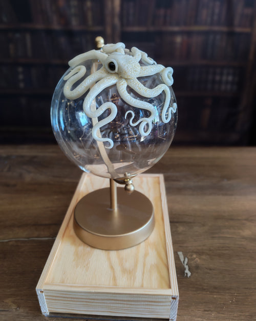 Celeste Phosphorescent bleue – Globe terrestre avec pieuvre sculptée à la main | Pièce unique