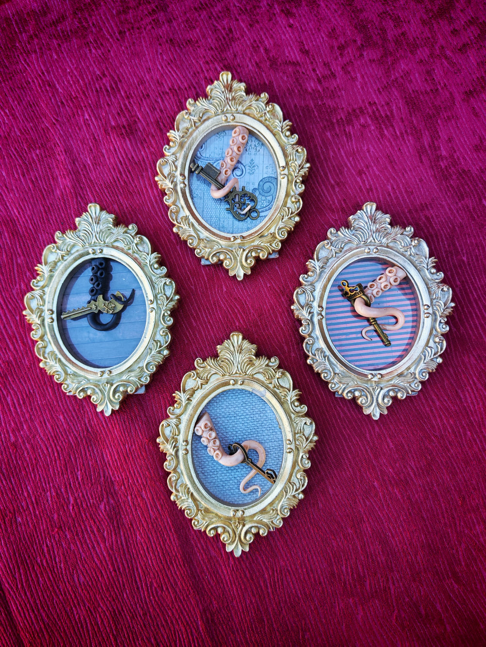 Petit cadre ovale tentaculaire