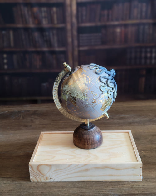 L'héritier – Globe terrestre avec pieuvre sculptée à la main | Pièce unique
