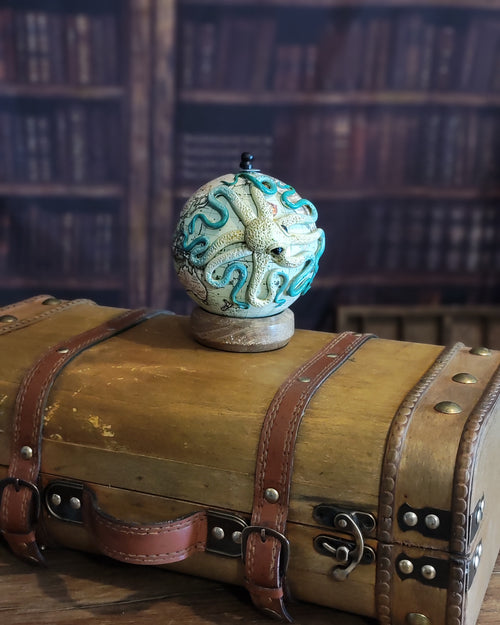 Le petit Caribbean – Globe terrestre avec pieuvre sculptée à la main | Pièce unique