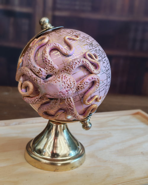 Le petit Rozy – Globe terrestre avec pieuvre sculptée à la main | Pièce unique