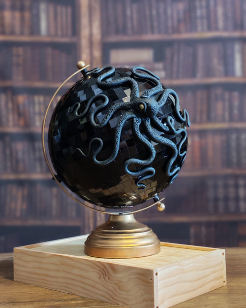 Le Disco – Globe terrestre avec pieuvre sculptée à la main | Pièce unique