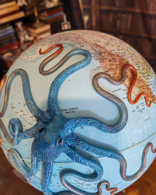 Le Grand bleue lumineux – Globe terrestre avec pieuvre sculptée à la main | Pièce unique