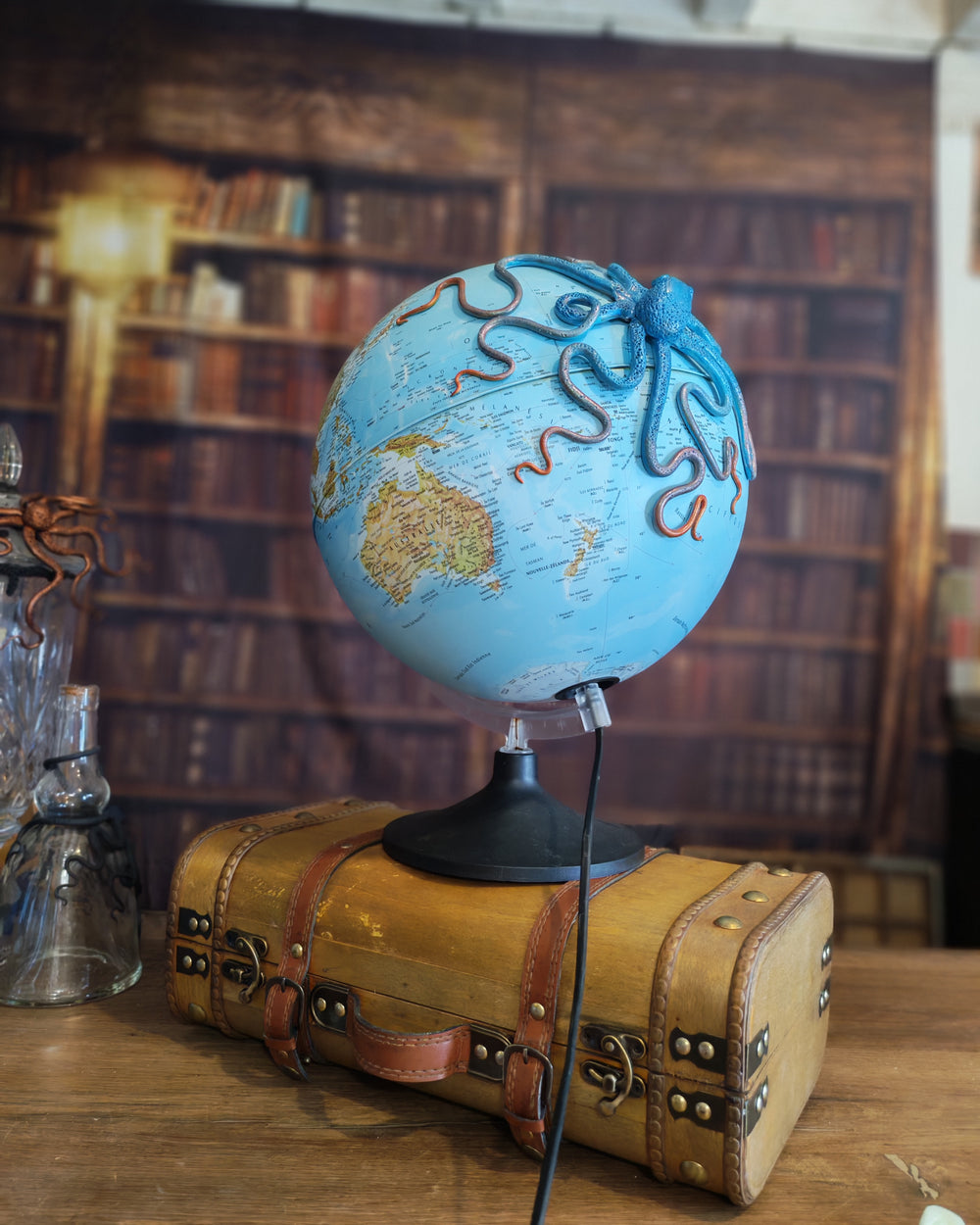 Le Grand bleue lumineux – Globe terrestre avec pieuvre sculptée à la main | Pièce unique